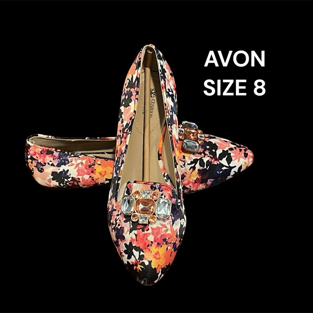 NWT AVON WOMENS FLORAL FLATS IN SIZE 8